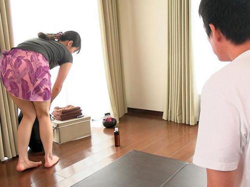 ＜メンズエステ＞しなやかな肢体の妖艶な熟女セラピストが、客の秘部をそっと愛撫し、至高の快感で濃厚なエキスを搾り取る！