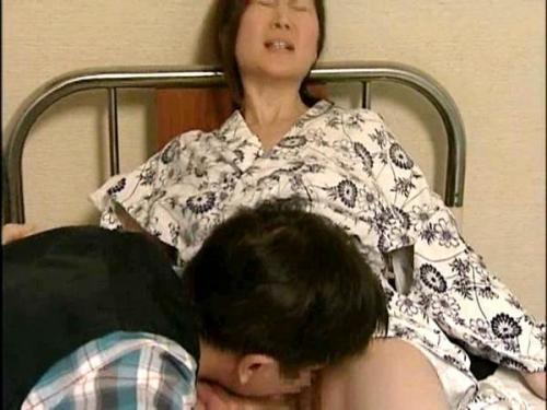 自宅に押しかけて情熱を解き放つ！身動き取れない体が火照る魅惑の艶やかマダムとの秘め事