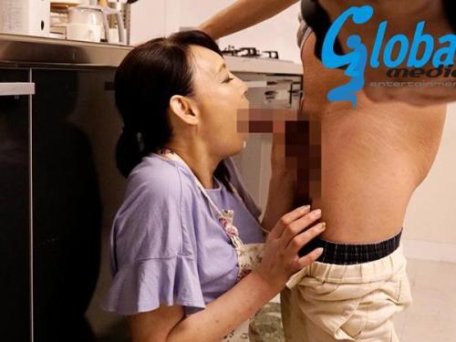 【熟年の誘惑】家事の手助けをする魅惑的な美女の官能的なボディに魅了され、抑えきれぬ情欲に身を委ねてしまった夜！