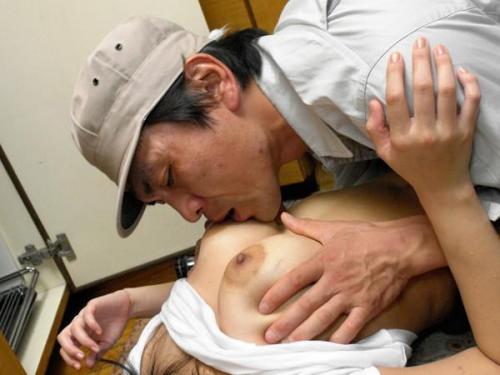 【近所の男】「奥さん、乳首が丸見えですよ！w w」ノーブラ生活を続けるグラマーな人妻が男たちの標的に！