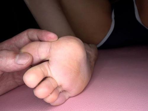 帰宅途中の女子高生が狙われた！) 制服姿の可憐な美少女が、夕暮れの路地で卑劣な視線に晒される！スカートの下をこっそり撮影され、執拗に追い詰められる恐怖と屈辱の物語