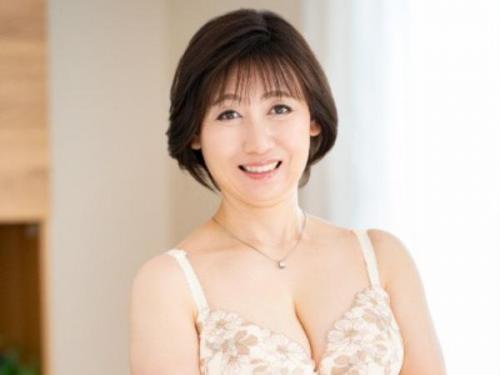 50代の人妻が秘めた情熱を解き放ち、夜の悦びに身を委ねる官能的な瞬間！