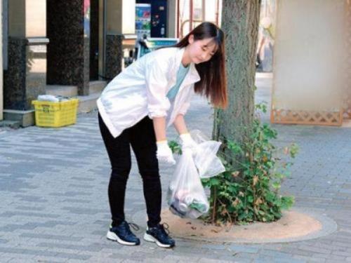 ＜ハメ撮り＞心優しいボランティアの美女が童貞男子のペニスに跨り、初めての交わりを体験！