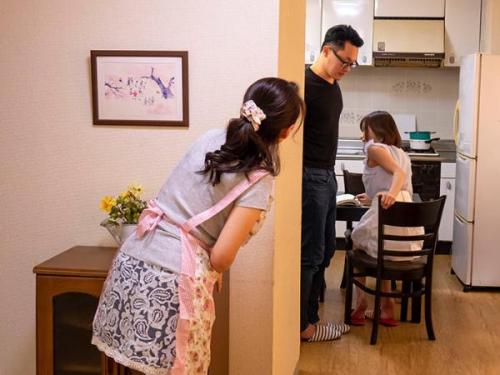 熟練の女性が若き男性に心奪われ、禁じられた悦びに浸る夜の物語