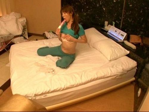 ラブホテルの熟練スタッフ、隣の部屋から漏れる熱い吐息に興奮し、残された避妊具の匂いに酔いしれながら、こっそり自らの欲望を満たす禁断のひととき。