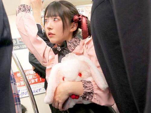 ＜地雷系女子＞超キュートな地雷系美少女が電車内で痴漢に敏感な秘部をじっくり弄ばれ、アヘ顔で快楽に溺れる！