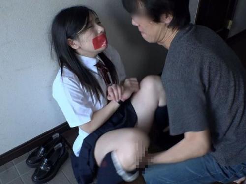 純粋な女子高生が標的にされ、容赦ない力に屈服する瞬間