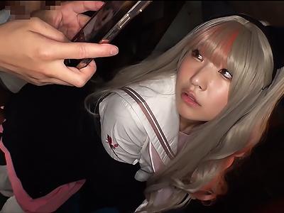 【乱交×フェラ】魅力的なコスプレイヤーが淫靡な集団セックスで敏感な花弁を男根で貫かれ子宮に熱い情熱を注ぐ！