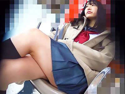 〖JK×痴漢〗公共の場で無意識に見せつけられた肢体が未知の快楽に引き込まれ予測不能の絶頂に達する瞬間！
