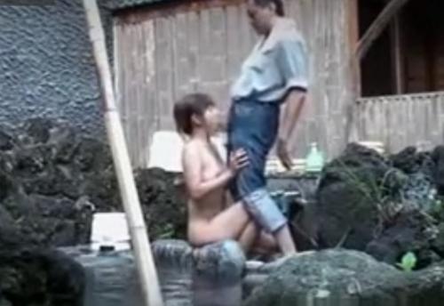 露天風呂のオヤジに怒られてワビのフェラを盗撮。