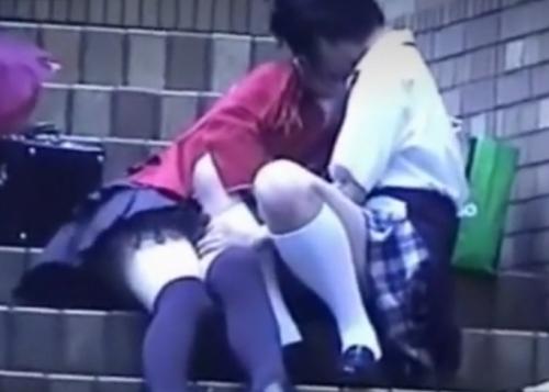 野外で発情するレズカップル等を盗撮。
