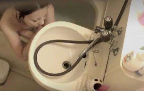 1人暮らしのお姉さんのユニットバス盗撮。