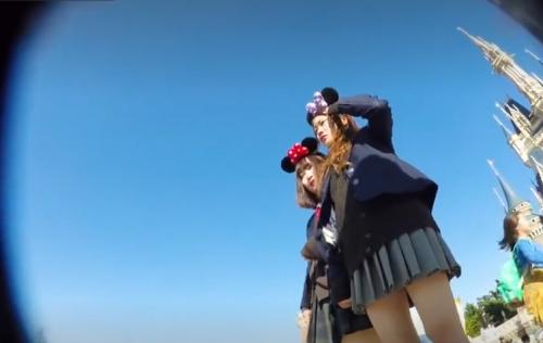 夢の国にきたJKパンチラ盗撮。