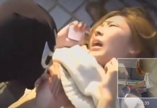 無意識でパンチラしてるJKを襲って乳首舐めｗ