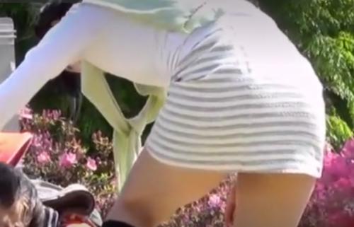公園で虫に好かれたミニスカお姉さん盗撮。