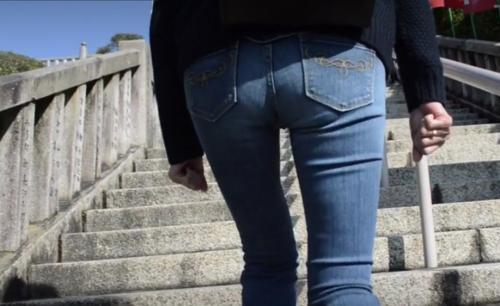 熟女の後ろ姿をただただ追跡隠し撮り。
