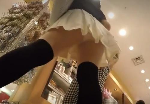 ニーハイ娘とかミニスカ娘たちのスカートをコソっとまくって激撮。