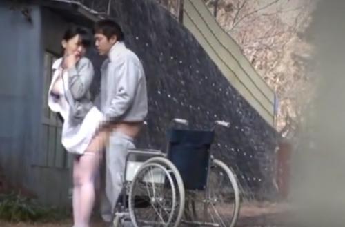 患者の性の悩みを聞いてくれるエロナースの青姦盗撮。
