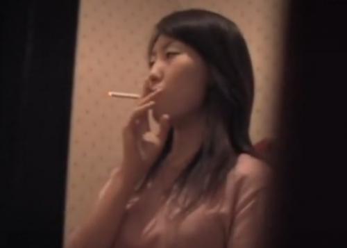 タバコが似合うお姉さんのトイレオナニーを盗撮。