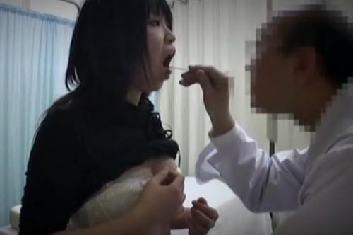 巨乳ギャルを診察したハゲ爺医者から診察代の代わりにフェラさせる様子を隠し撮り。