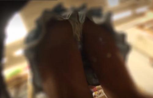 ショッピング中の女性を逆さ撮り。