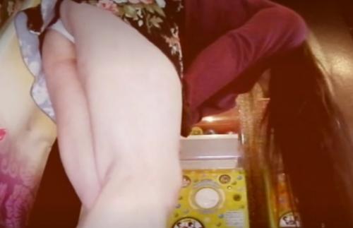 ガチャガチャに夢中な女子たちのパンチラ盗撮。