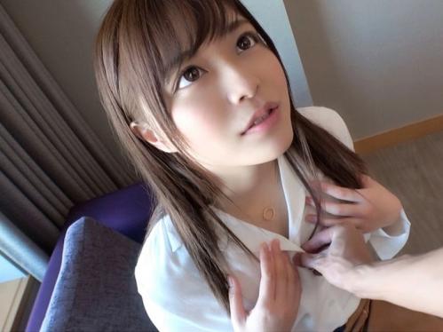 誰もが振り返るであろう美少女とハメ撮りSEX『あああー、奥だめえぇー！』パイパン丸見え状態で膣奥突かれて激イキしちゃう！