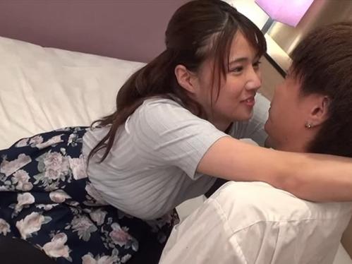 【素人ナンパ】 街ゆく美女が筆おろし『目を閉じて下さい♡♡』結構ノリノリでキスから開始！新品ちんぽに中出しされて大喜び！
