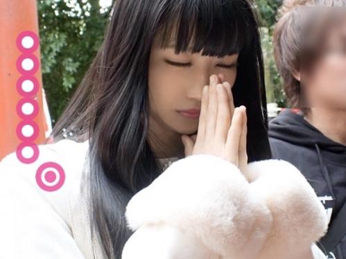 【素人ナンパ】美脚スレンダー萌えパイパン美少女が激ピストンに果てて…　ベットの上で恥ずかしの大量お漏らしビッチョビチョ！
