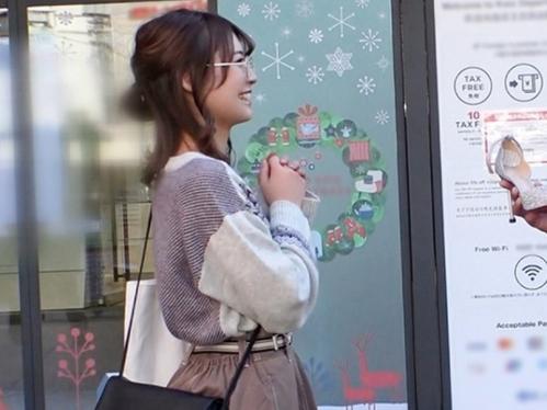 【素人ナンパ】街をチョロつく眼鏡スレンダー美女GET！激かわフェイスにチ〇コしゃぶらせ、手マンで潮吹かせ豪快にハメまくる