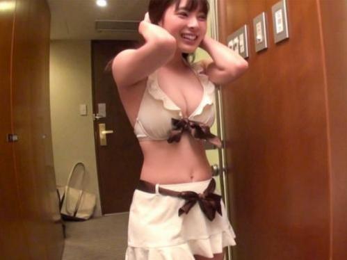 【素人ナンパ】眩しいほどカワイイ巨乳女子大生！最初こそ恥ずかしがっているがチ〇コ挿入したら軽快に腰振るエッチな女子だった