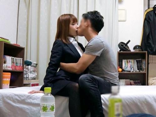 【盗撮ｘナンパ】美人営業レディ連れ込み成功！スーツを剥ぎとりスレンダーボディとお遊びSEX、対面騎乗位で腰振るエッチな子