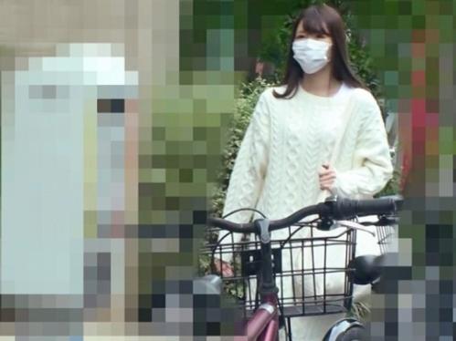 商社勤務の美人OL(24)と仕事妨害セックス！時間のないなか夢中で腰振る杭打ちピストン、変態丸出しでアヘ顔さらし濃厚顔射