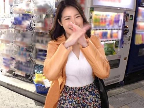 【素人ナンパ】お淑やかだった奥様がSEXに豹変！別人のようにちんぽを貪り派手にハメまくる、本能剥き出しで喘ぎ散らし絶頂！