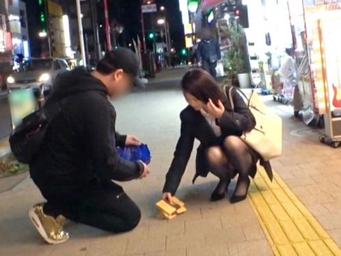 【素人ナンパ】親切なスーツ姿の美人OL！パンスト破かれクンニと手マンで大量潮吹き、だらしないマ〇コにピストンで更に激イキ