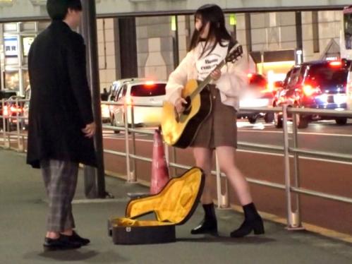 カワイイ路上ミュージシャン(19)に投げ銭100万！すっかり言いなりになってハメ放題、ピチピチボディを楽しむリッチおやじ
