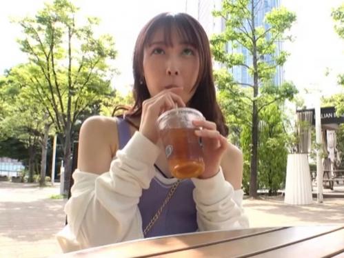 『男なんて断らなくない？』カワイイ痴女が逆ナンパ！一般男性がおしっこかけられフル勃起、挿入までさせてもらう幸せなひと時！