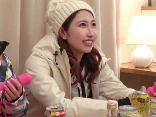 【素人ナンパ】ゲレンデでGETしたキャバ嬢『ああ待って、ヤバイッ…』手マンで潮吹き、挿入されてもイキっぱなしの敏感美女！