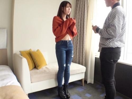 【素人ナンパ】百貨店勤務のデニムお姉さんGET！清楚そうだったがエッチになると本性を現すチ〇コ中毒だった遠慮なく中出し！