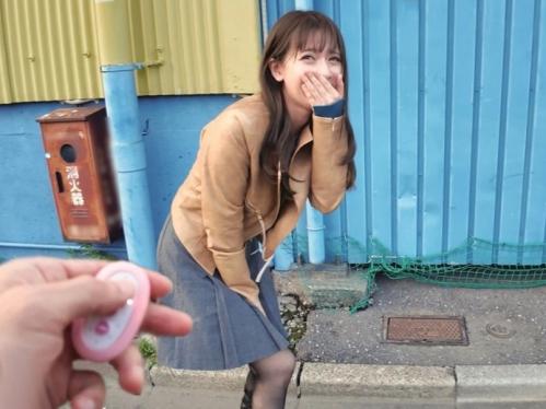 可愛いスレンダー美女がリモバイで照れまくり！おやじちんぽを無我夢中で舐めまわし、立バック挿入に本気でイキまくる淫乱ぶり！