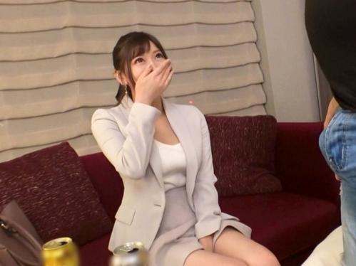 【素人ナンパ】笑顔でデカチンを見つめる美人受付嬢(26)入れたくなったマ〇コに挿入、様々な体位を楽しみ激イキお遊びSEX