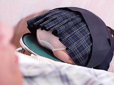 【パンチラ×女子高生】見舞いに来た女子高生のミニスカパンチラに心奪われた男その動揺を楽しむ美少女の焦らしにドキドキを隠せない情事