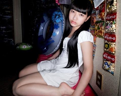 無毛まんこ中出し！無口な黒髪美少女がオジサンの部屋で無造作にヤラれまくる！