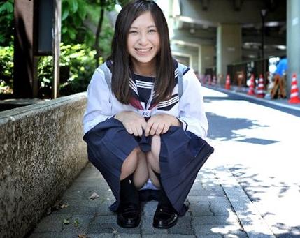 貧乳セーラー服ＪＫ中出し！ちっぱいＪＫが野郎どもにセーラー服やスク水を着せられ生でヤラれる！