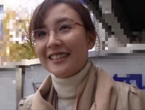 隠れ巨乳、地味系ウェディングプランナーと中出しＳＥＸ！メガネをかけた地味子が、服を脱いだらマシュマロおっぱいが現る！