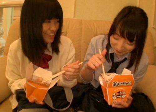 小娘なのに性欲旺盛なＪＫ２人組！スク水、ブルマ姿にさせて生チンポでひいひい言わせる！
