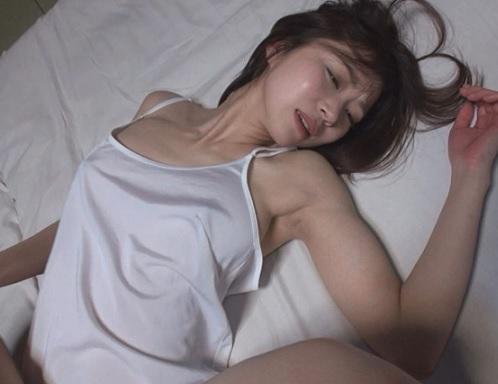 《舞川ゆりな顔射》おっぱい妻が眩しいバストと綺麗な顔でもてなし無我夢中で快感SEXを満喫してしまう
