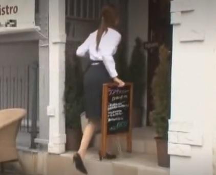 《カフェ店員ベロチュー》美人奥さんが抵抗もする余裕も無く精液を体験するまで問答無用で強姦される