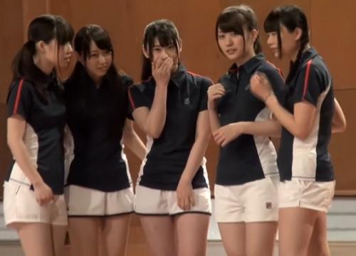 【潮吹き乱交】ユニーフォーム着衣のまま可愛い顔で汚いちんぽを頬張りご奉仕して挿入ねだる女の子