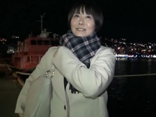 《不倫四十路》美人奥さんが硬いちんこが見る見る奥まで食い込んでくる快楽にトロンとしちゃう